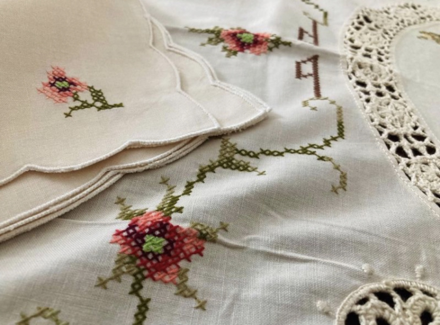 Set of vintage Italian embroidered table linens 1970s thumbnail