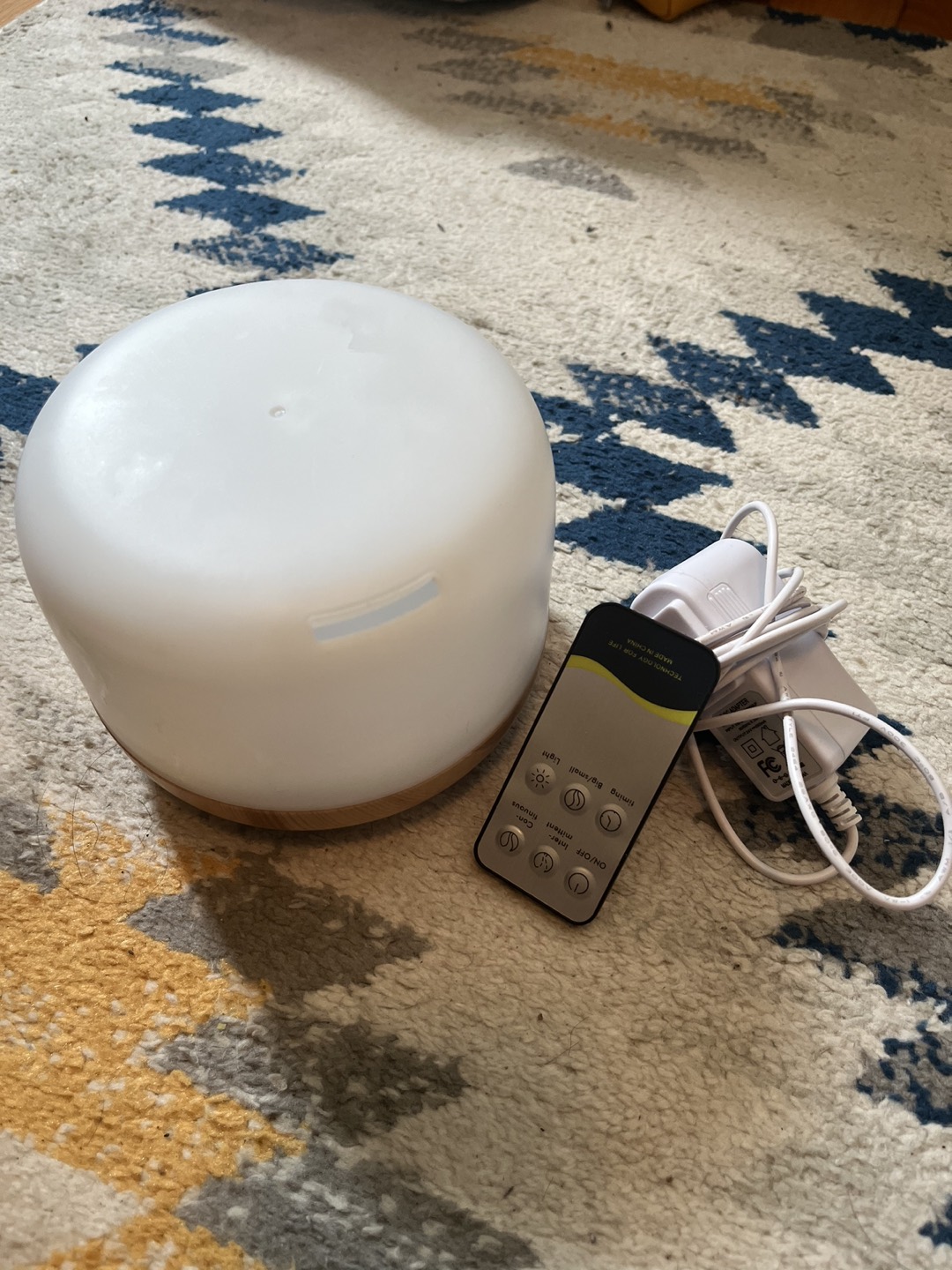 Essential oil diffuser/ humidifier with remote control thumbnail