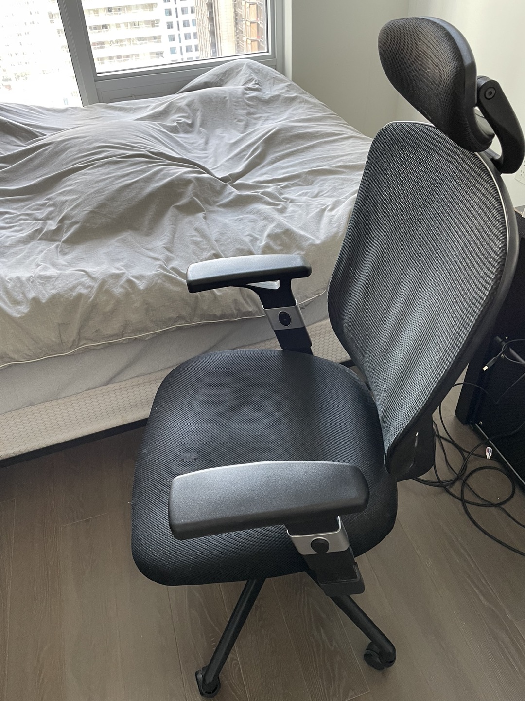 Ergonomic office chair with head rest