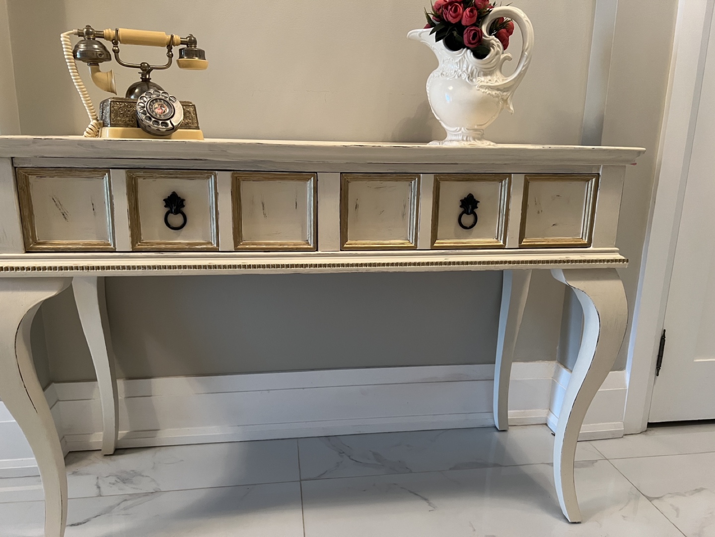 How do you say vintage shabby chic table. Excellent condition image indicator(3)