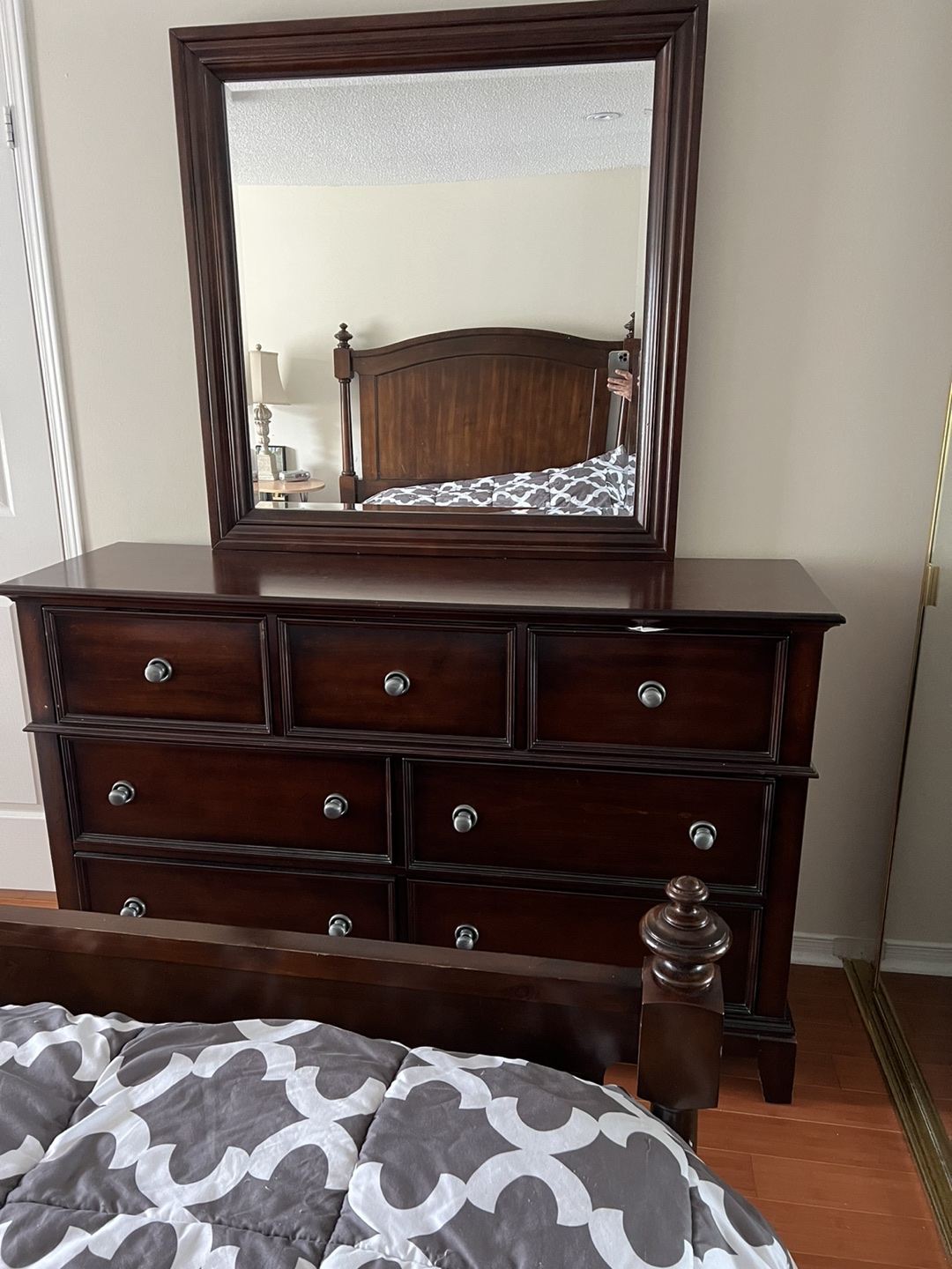 Queen bed and dresser mirror - photo 2