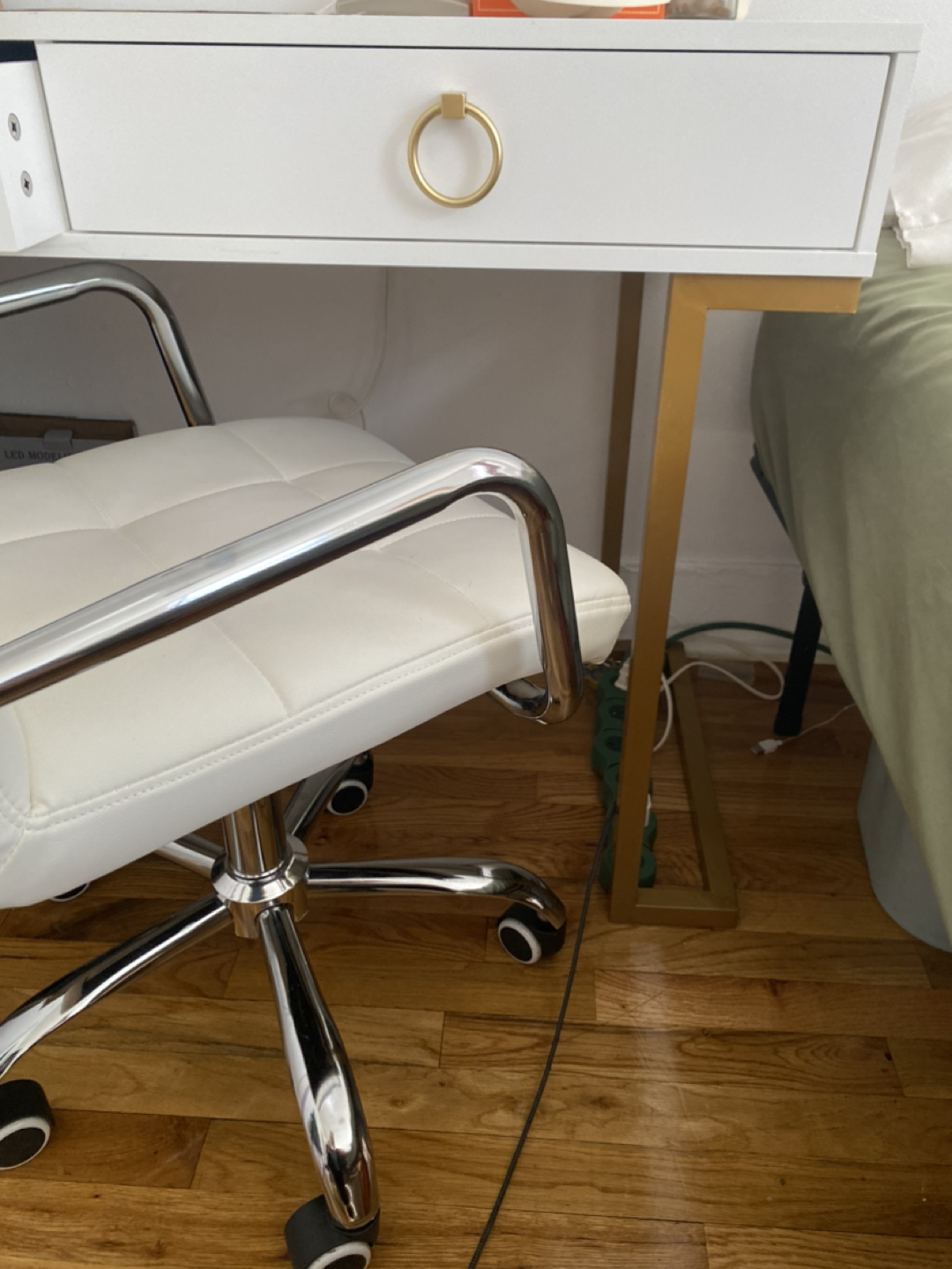 White Office Desk & Chair Set - photo 4
