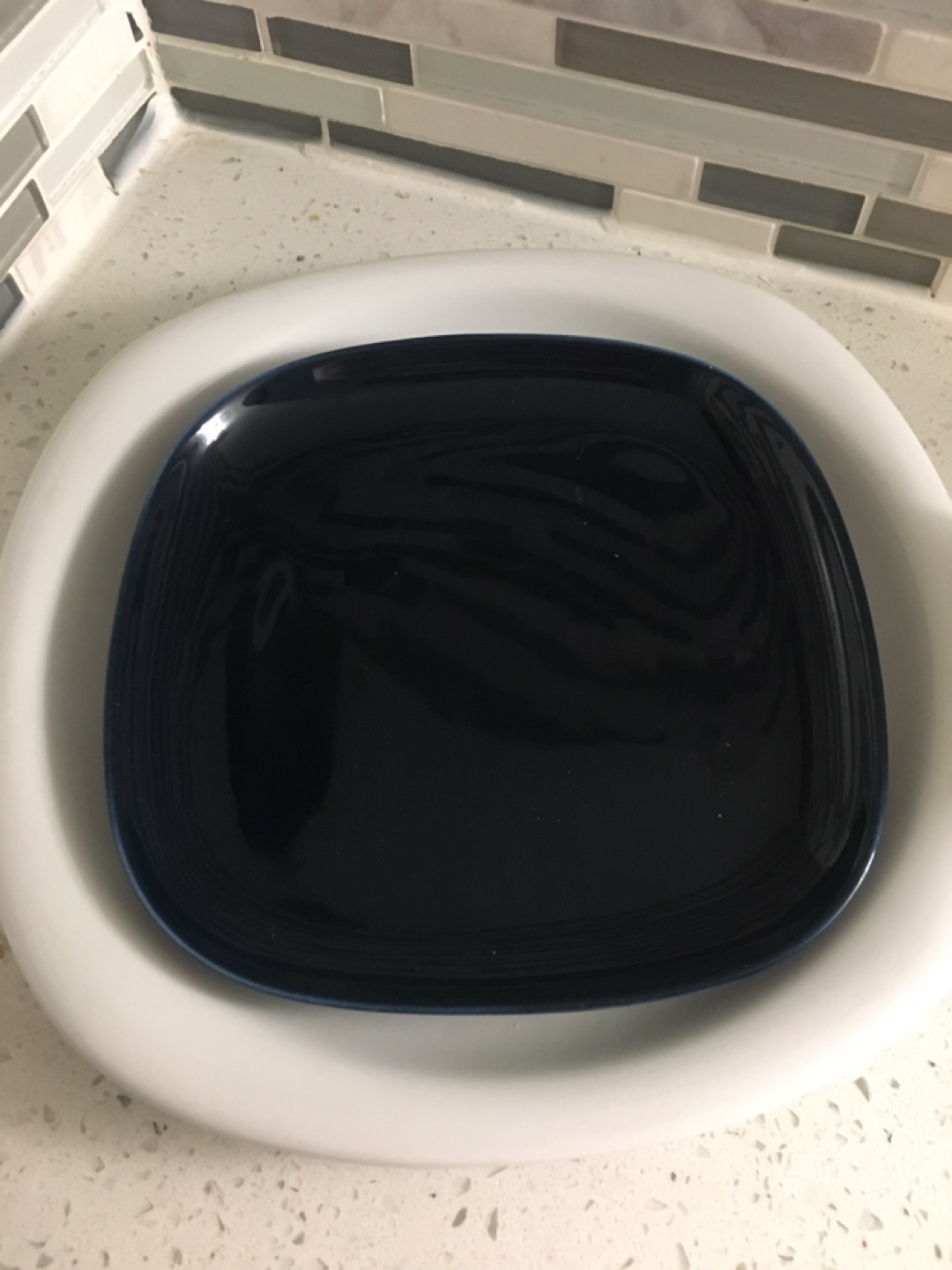 Two plates (blue, white) thumbnail