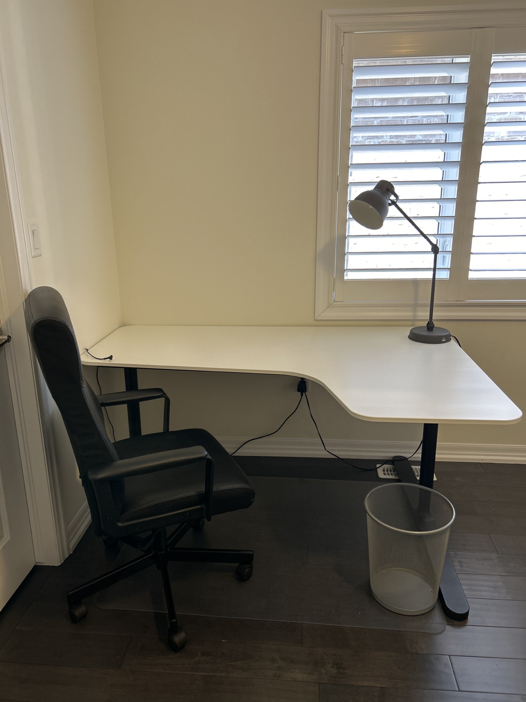 Desk - photo 4