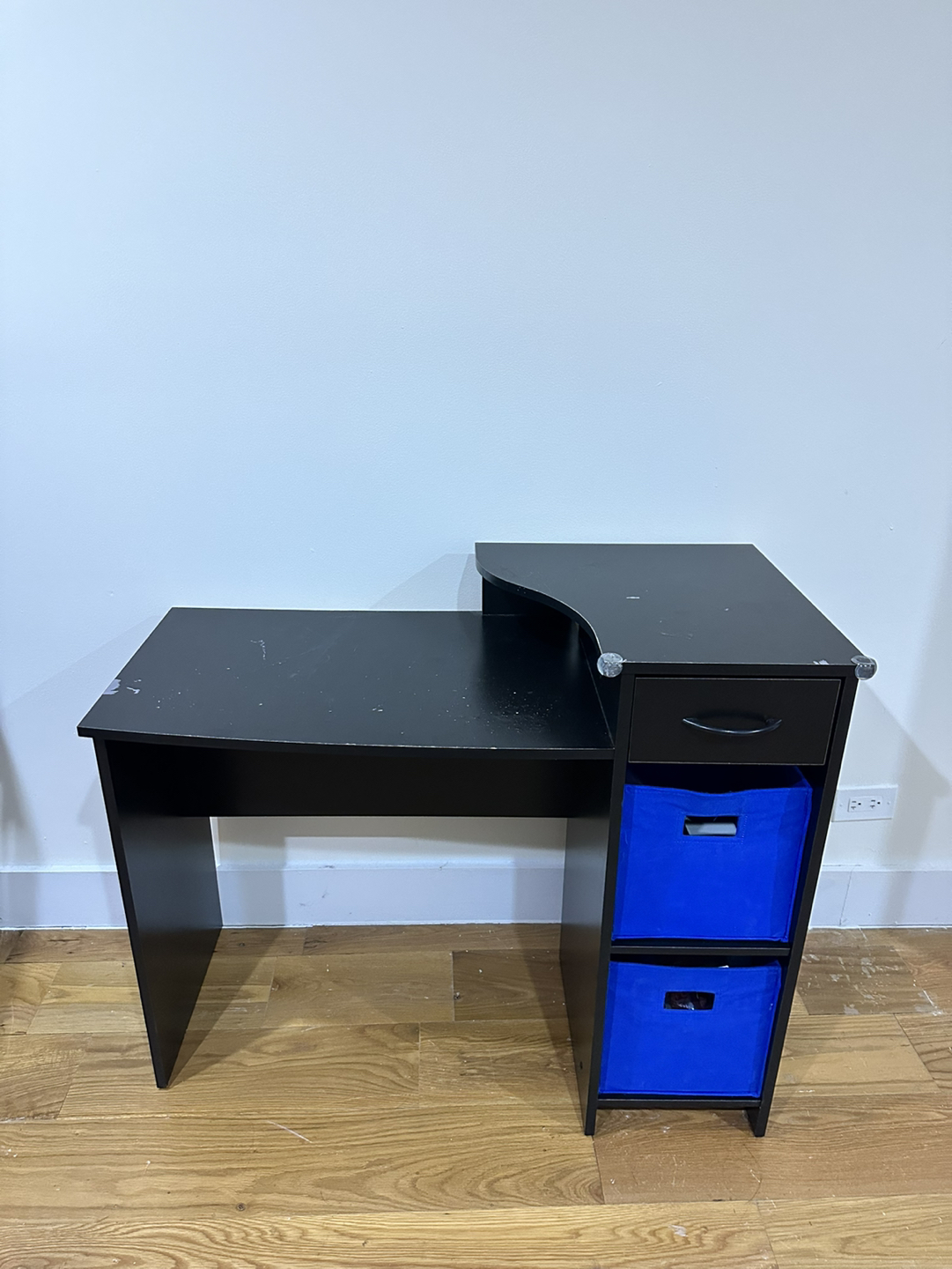 Desk - photo 3