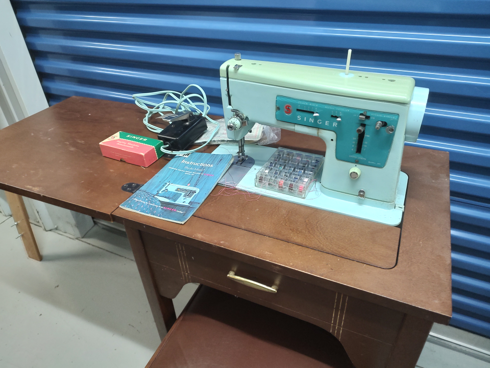 1960s vintage sewing machine with table - photo 2