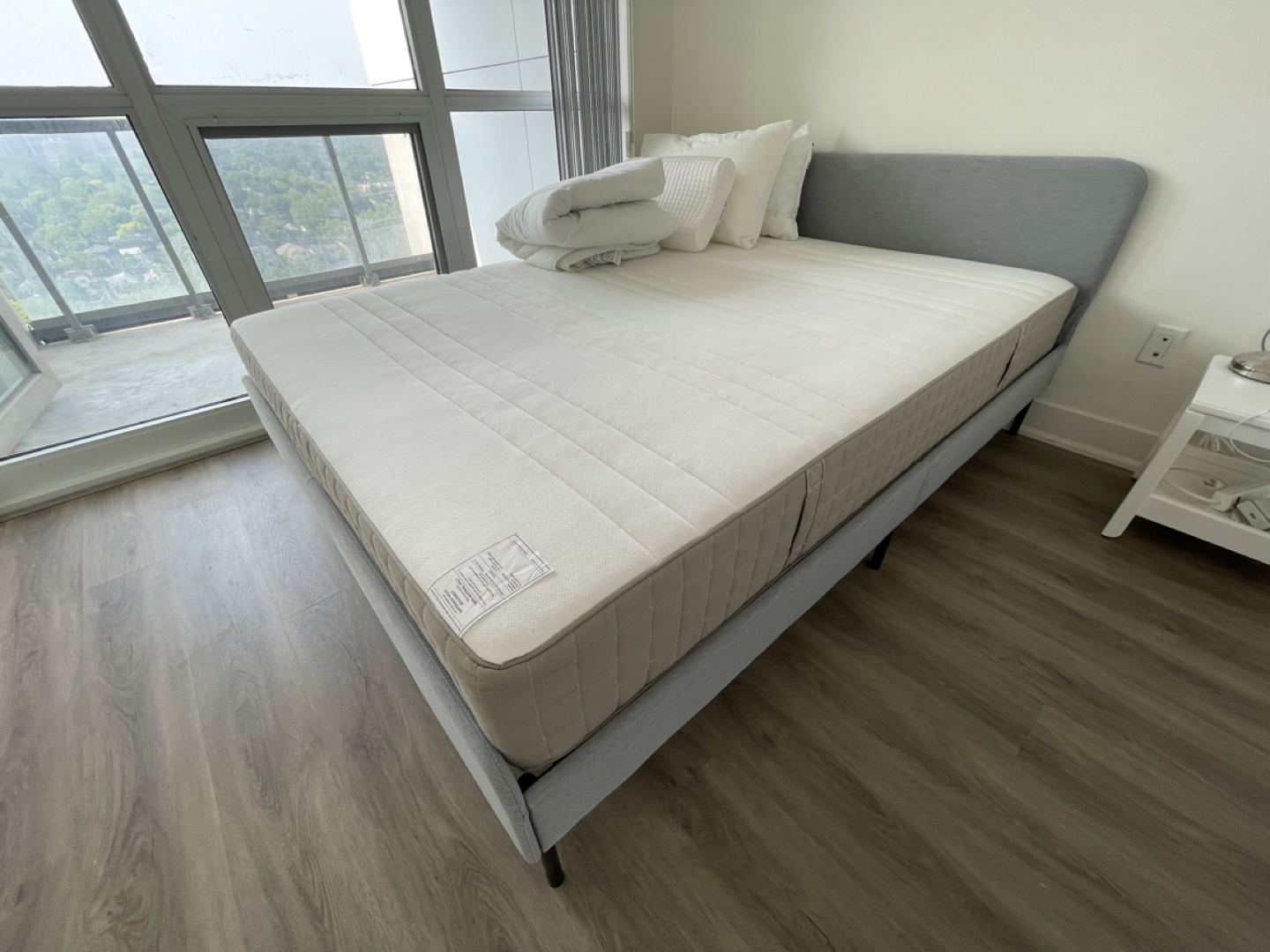 IKEA SLATTUM Upholstered bed frame (Queen), HAUGESUND mattress image indicator(3)