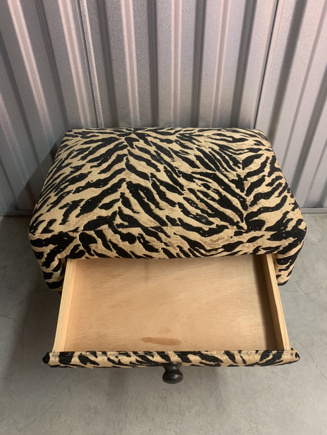 Footstool with little drawer - photo 2