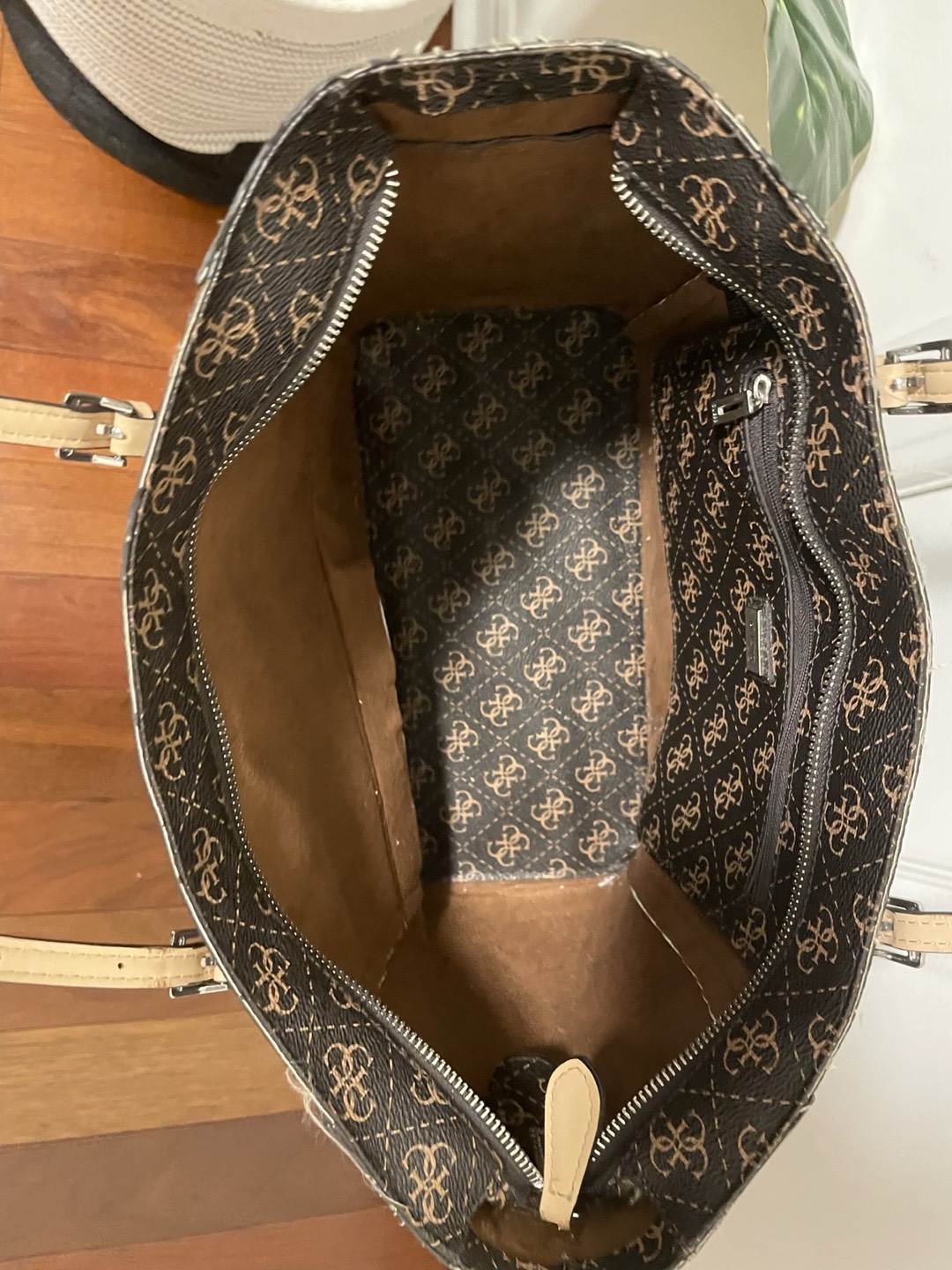 Guess women’s shoulder bag image indicator(4)