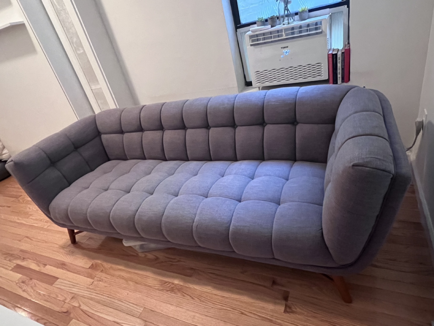 Couch - photo 2