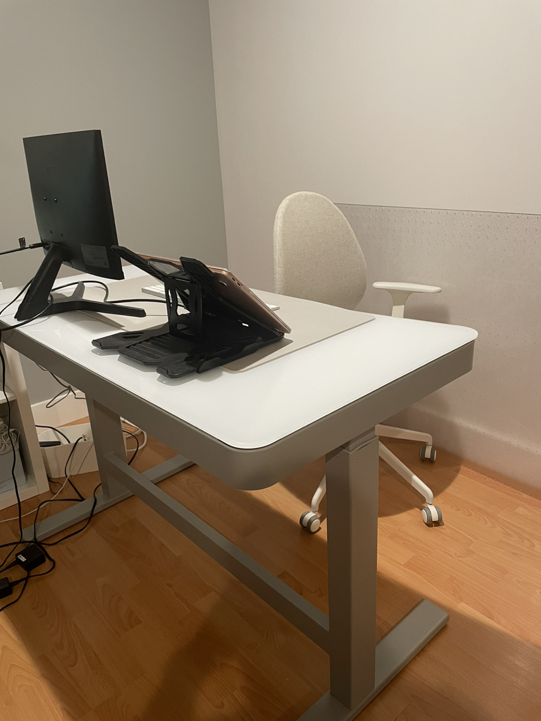 White adjustable sit/stand desk - photo 2