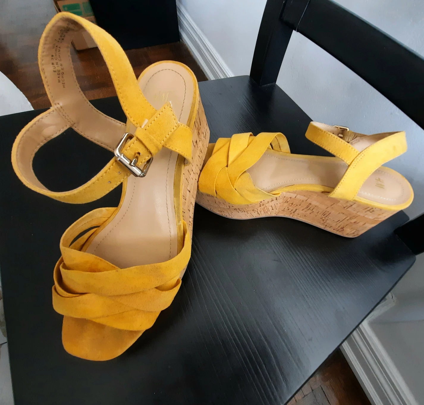 sandals and Women's handbag image indicator(2)