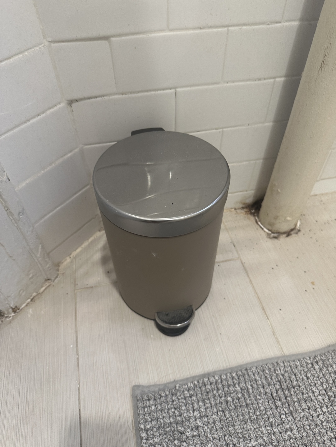 Trash can - photo 3