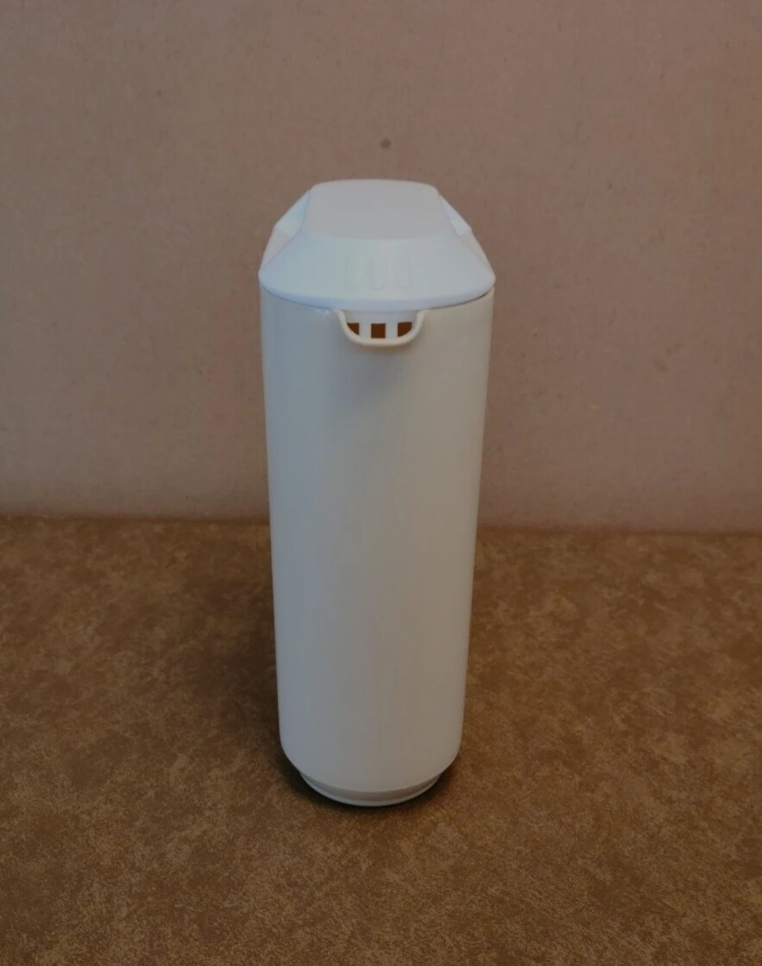 Vintage Rubbermaid Plastic Oval Almond w/white Lid Pitcher Jug image indicator(3)