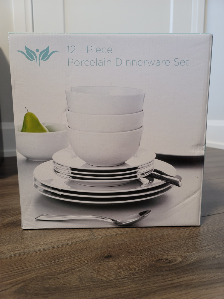 12 Piece Porcelain Dinnerware Set thumbnail