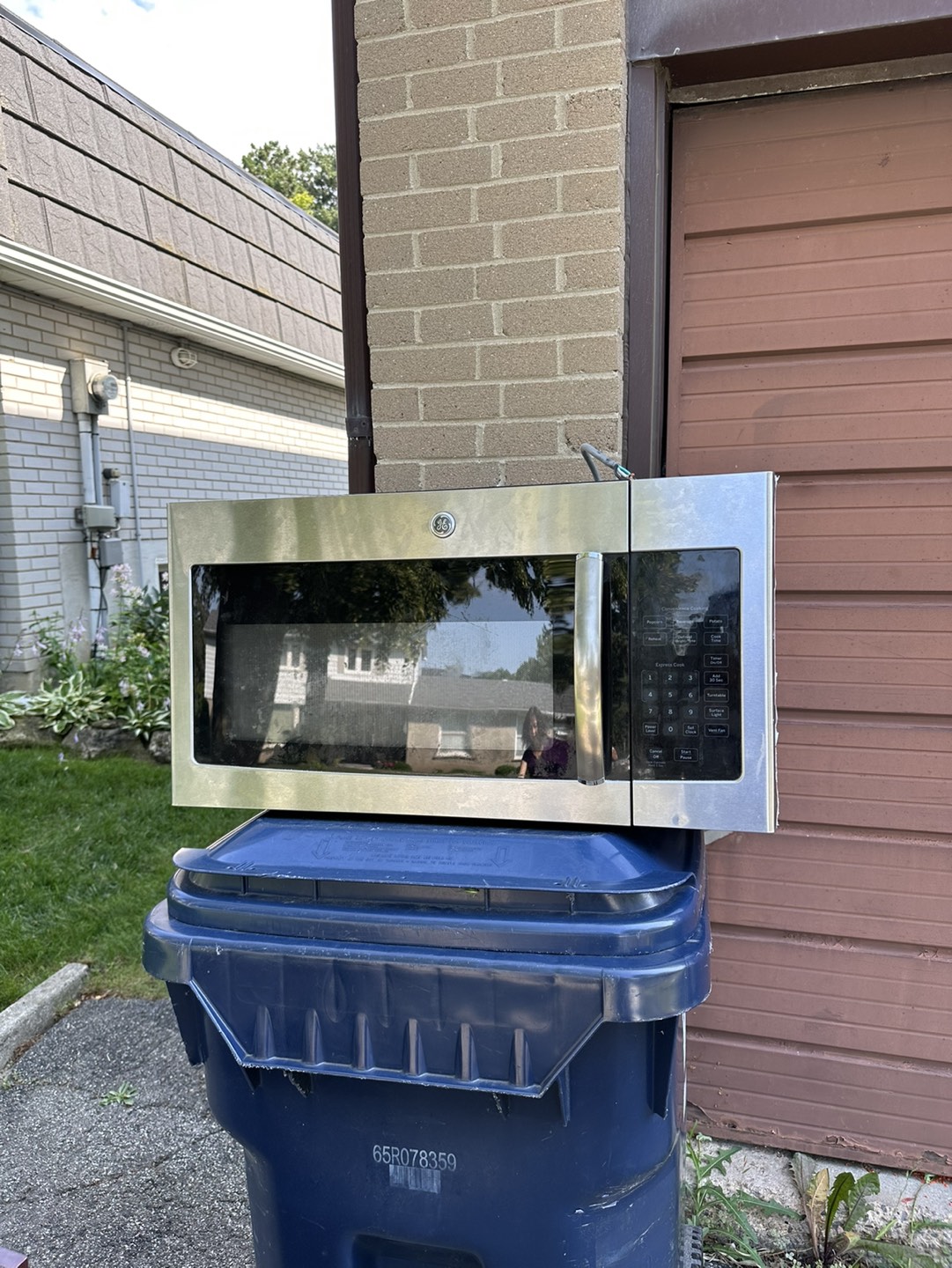 GE.  Micro wave oven thumbnail