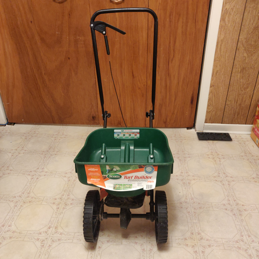 Scotts Turf Builder with Edgeguard Technology  thumbnail