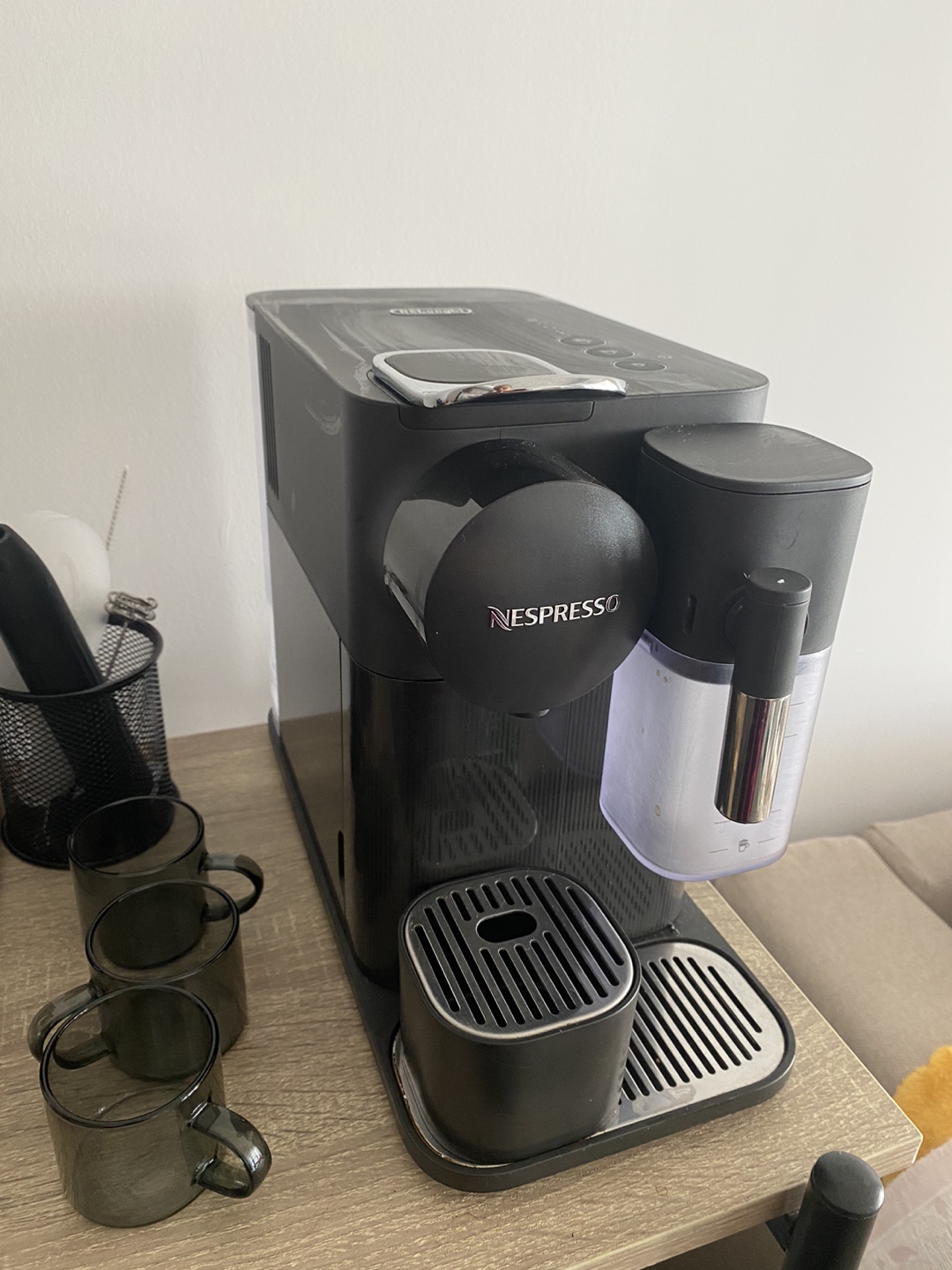 Nespresso ® Lattissima One Black Espresso Machine by De'Longhi ® image indicator(2)