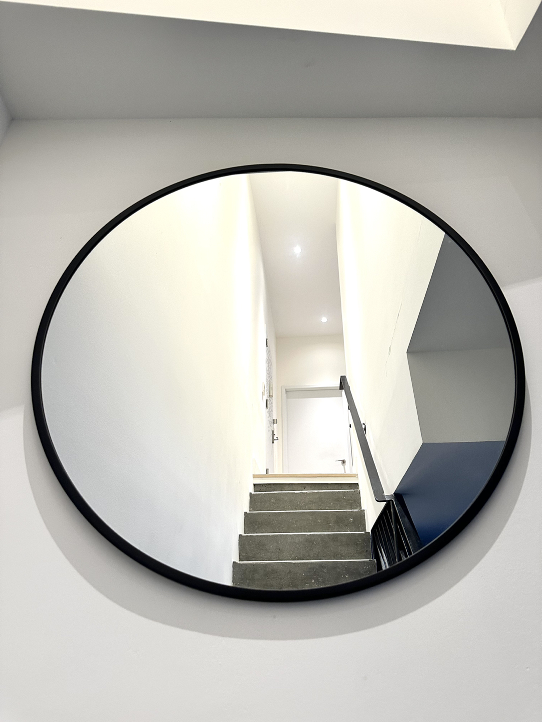 Black round mirror - photo 3