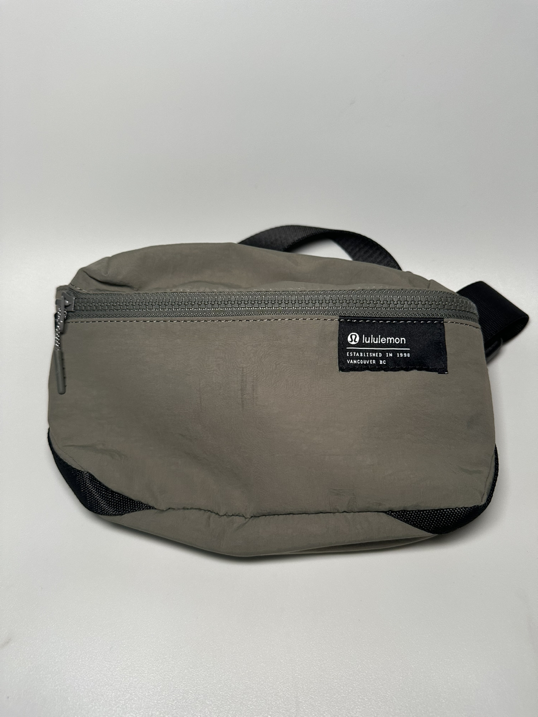 Lululemon - Clean Lines Belt Bag 2L - Green Sage