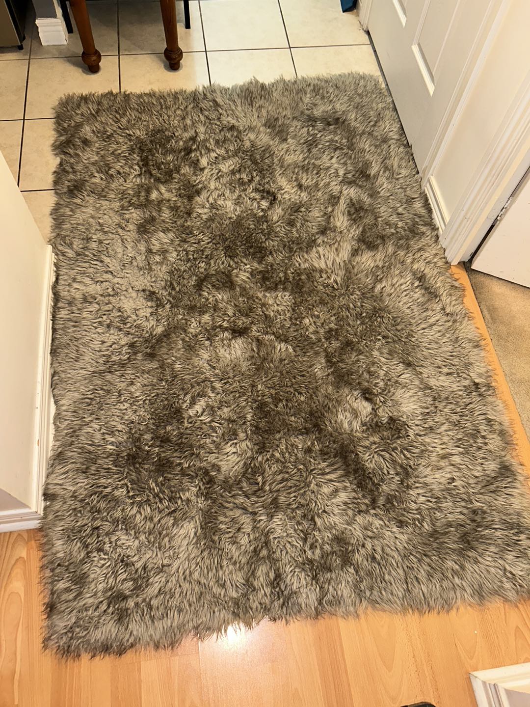 4x6 ft Plush grey and white shaggy rug