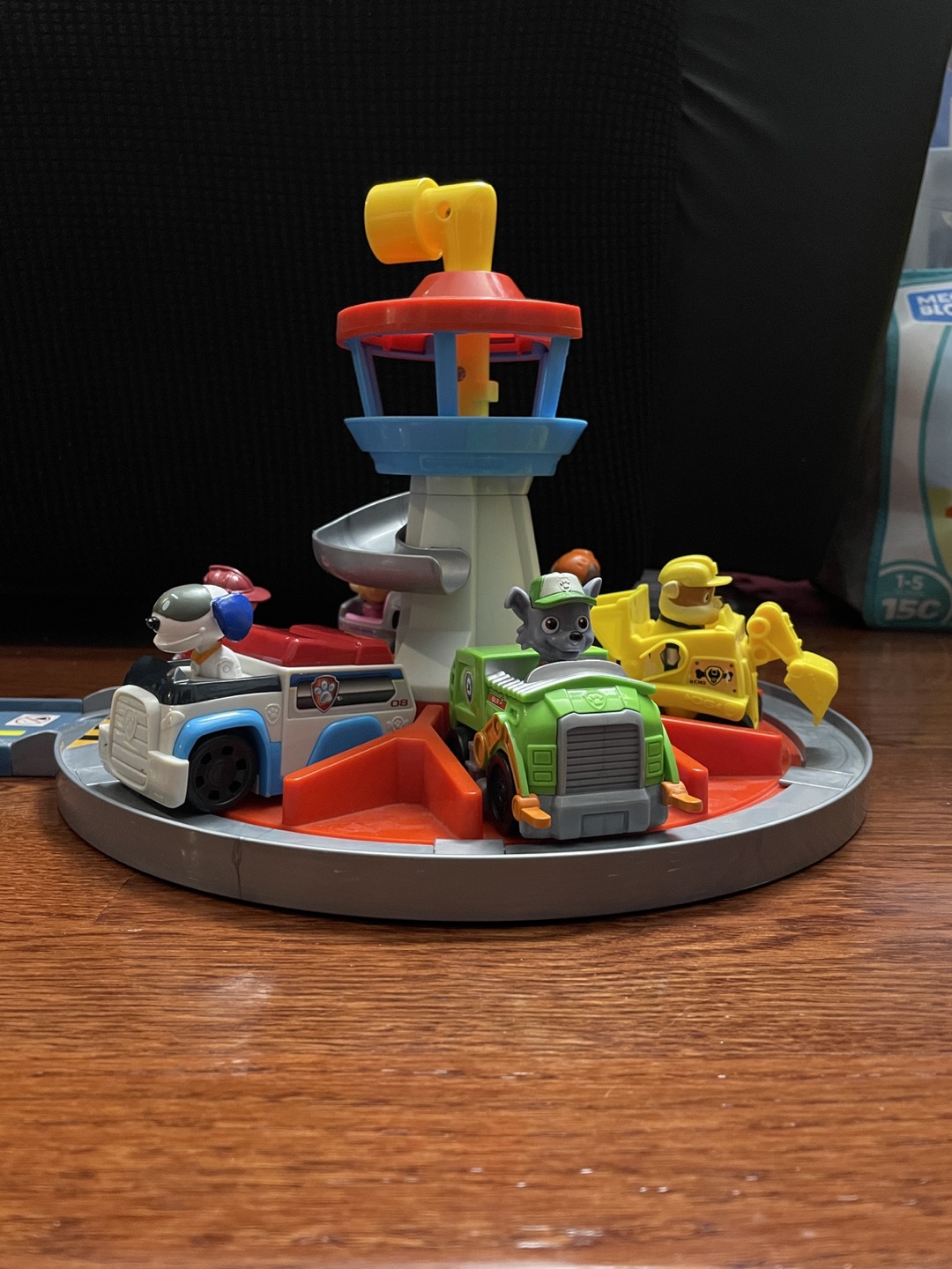 Paw Patrol Toy - Launch N Roll lookout tower set with train set - photo 2