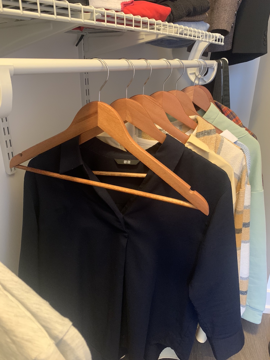 Wooden hangers (set of 17) 🔥