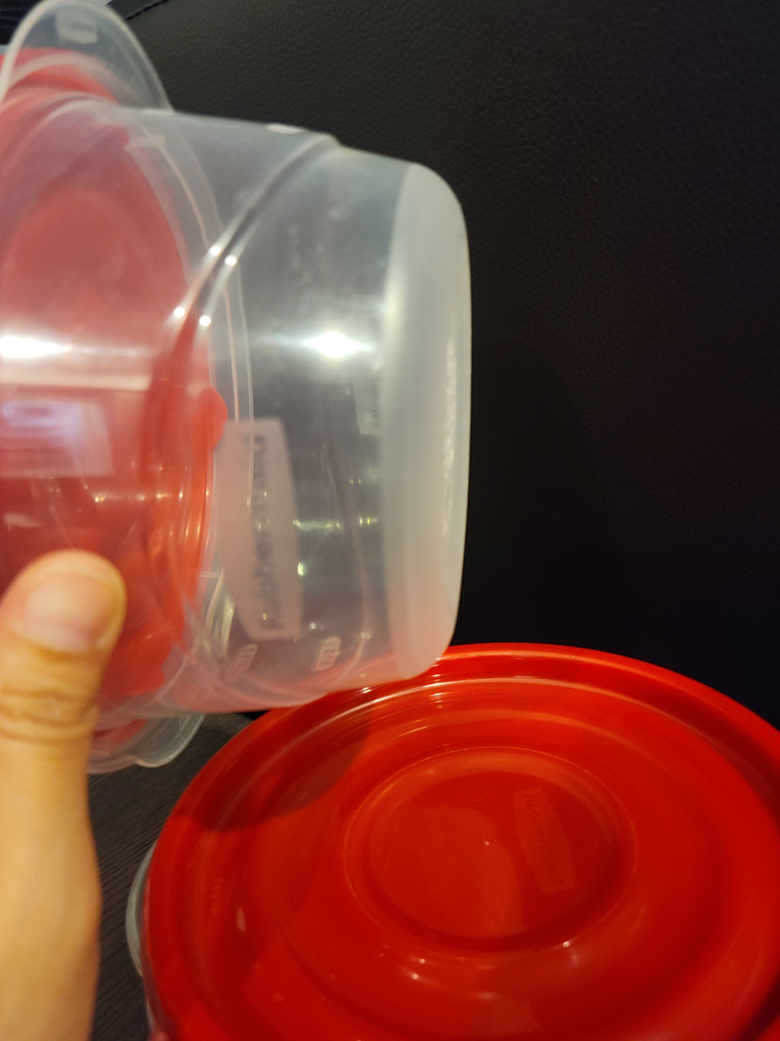 4 Rubbermaid plastic containers - photo 2