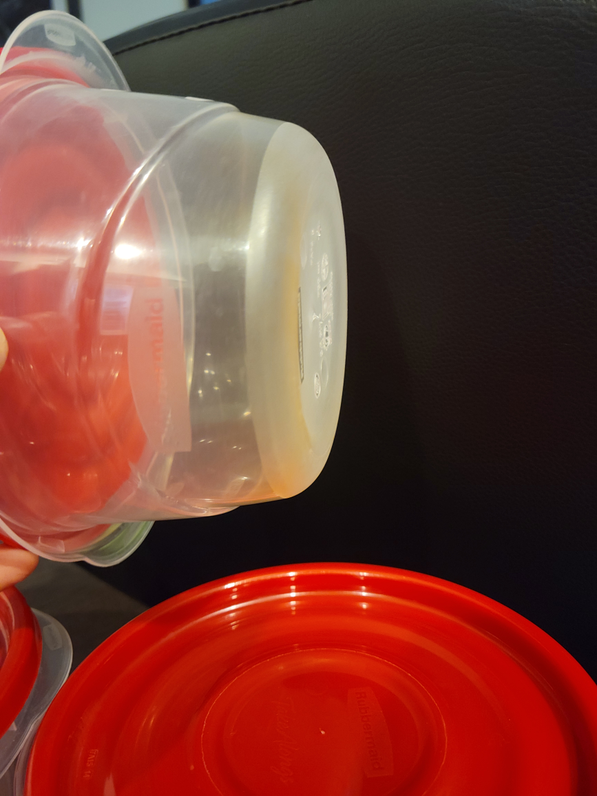 4 Rubbermaid plastic containers - photo 3