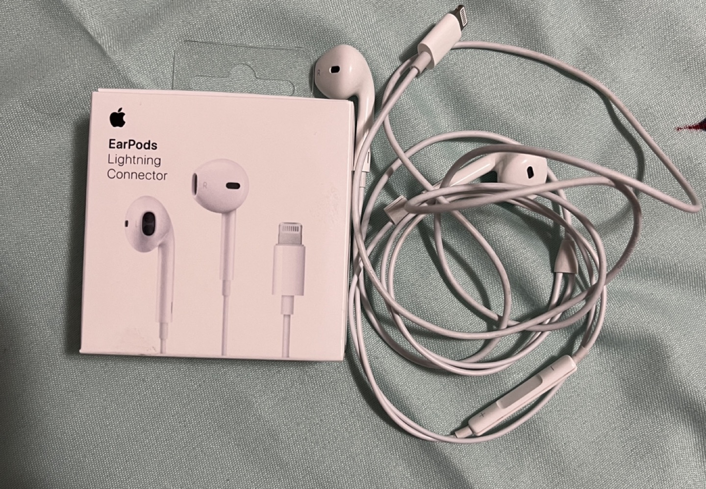 Apple earpods lightning connector
