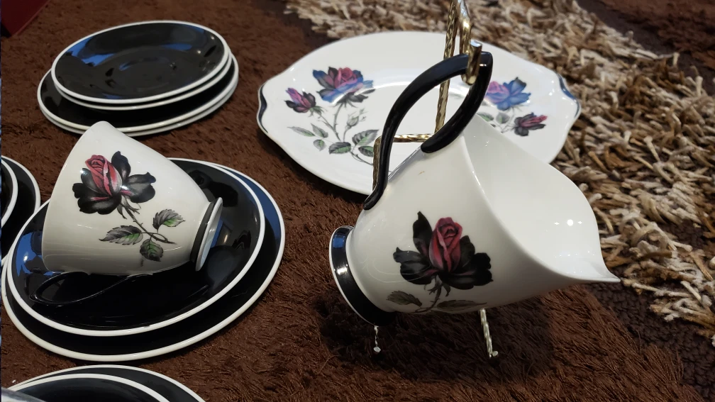 4 trio coffee/tea sets of Royal Albert's Masquerade image indicator(4)