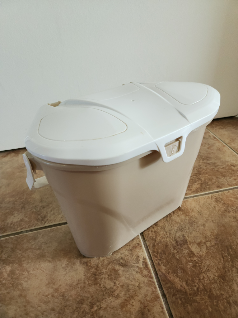 Kitchen compost bin 