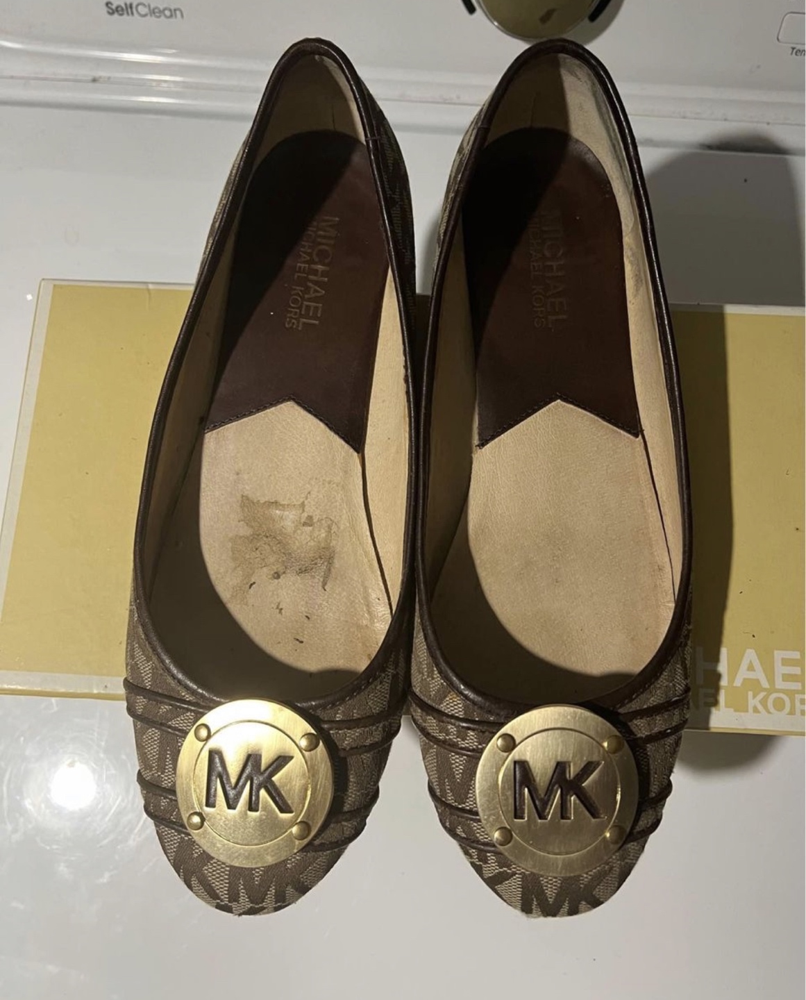 MK shoes for women size 7.5 image indicator(3)