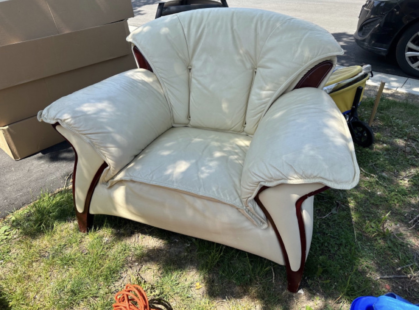 MOVING NEED GONE ASAP  - 3 piece beige couch set 🦃 - photo 3