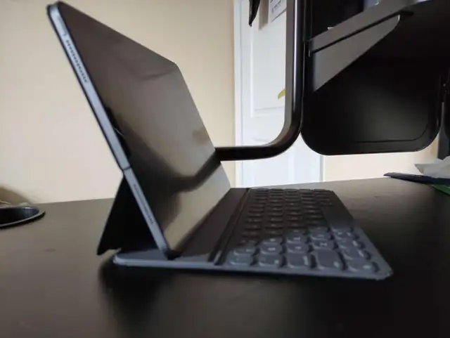 Apple Smart Folio Keyboard for iPad Pro 11" image indicator(2)