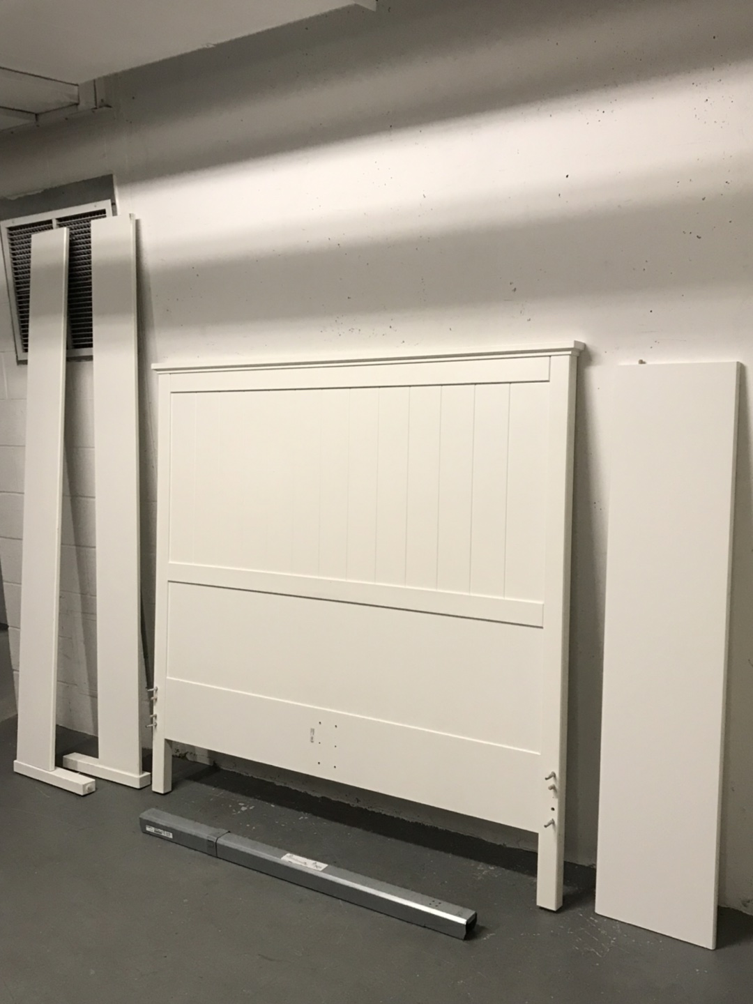 Like New Excellent Condition IKEA Gorgeous Queen Bed Frame White - photo 3