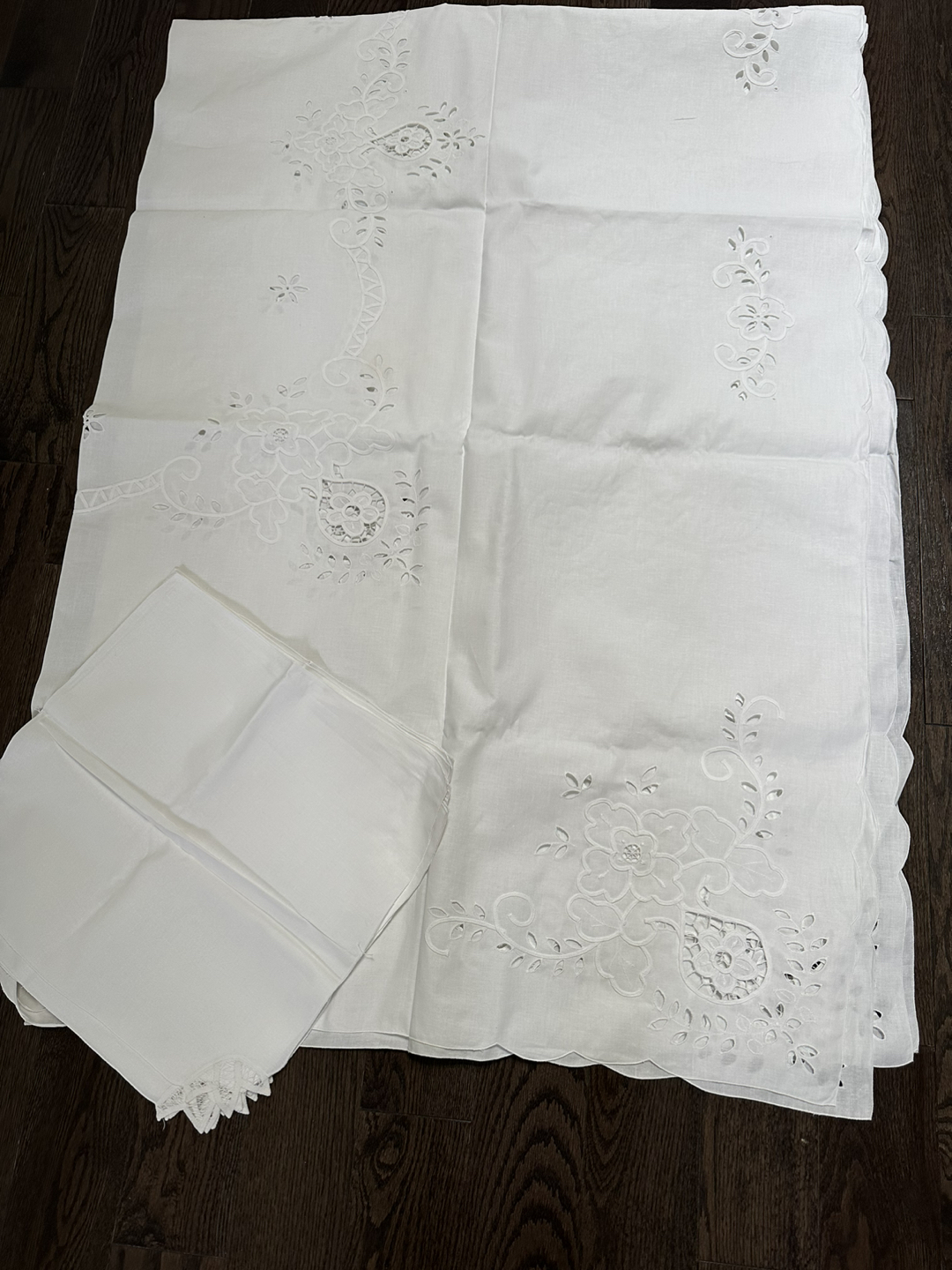 White Classic Cutwork Table Cloth w/12pcs Napkin Set image indicator(3)