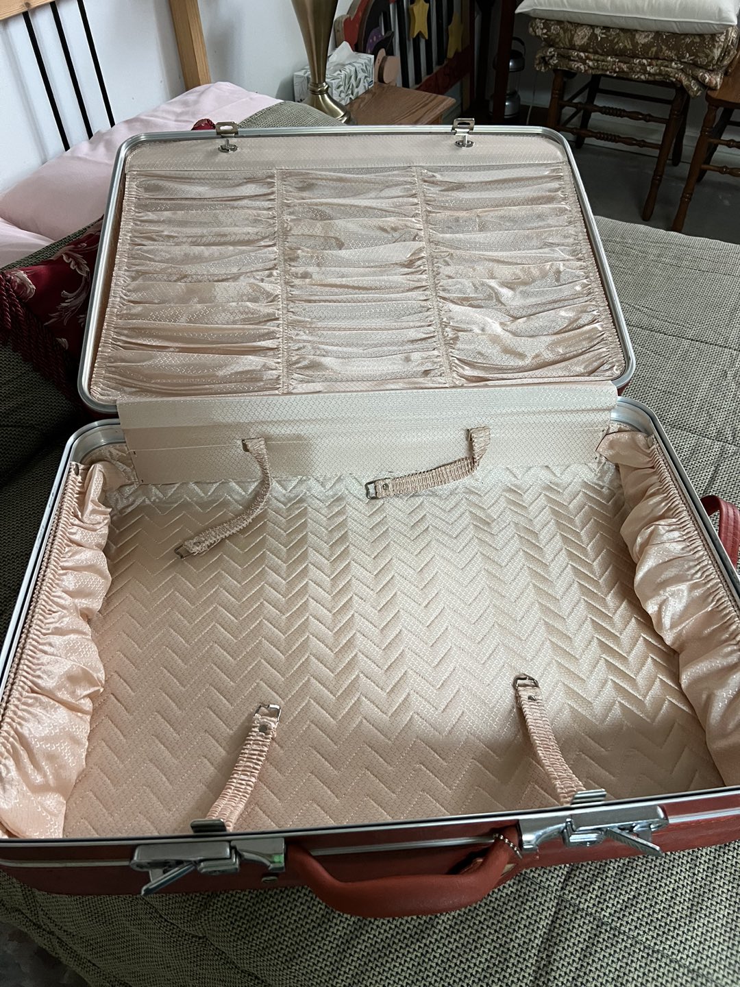 Large dionite luggage - no key image indicator(4)