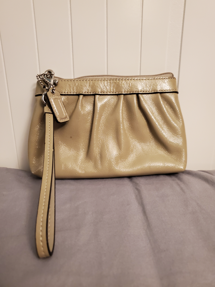 Authentic coach beige patent leather wristlet image indicator(2)