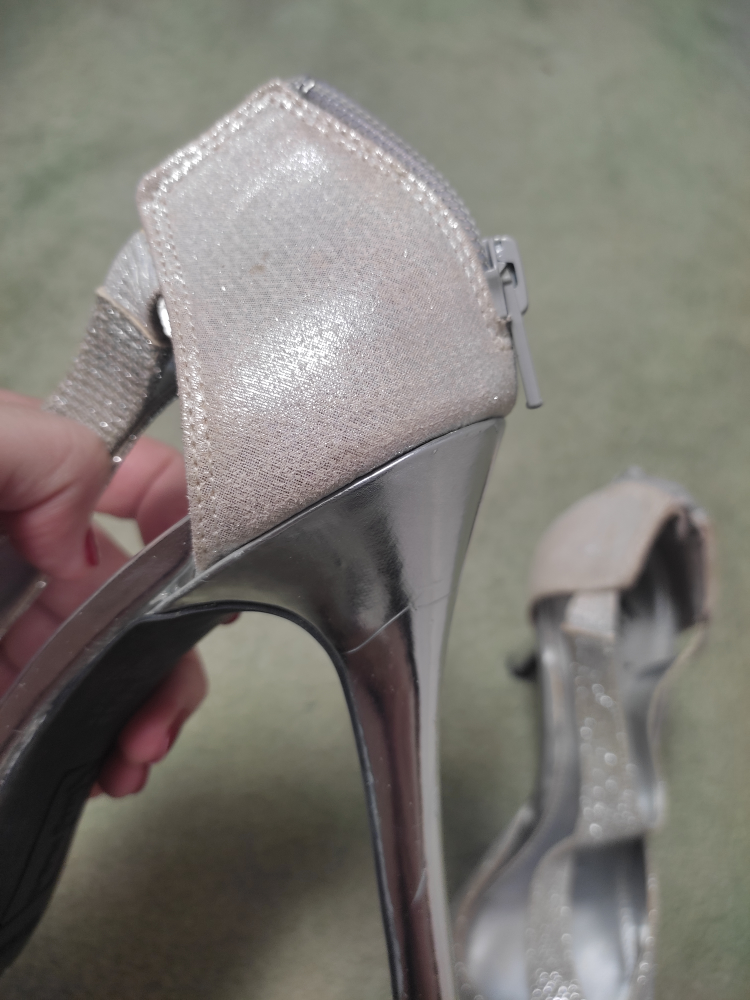 silver high heels image indicator(2)