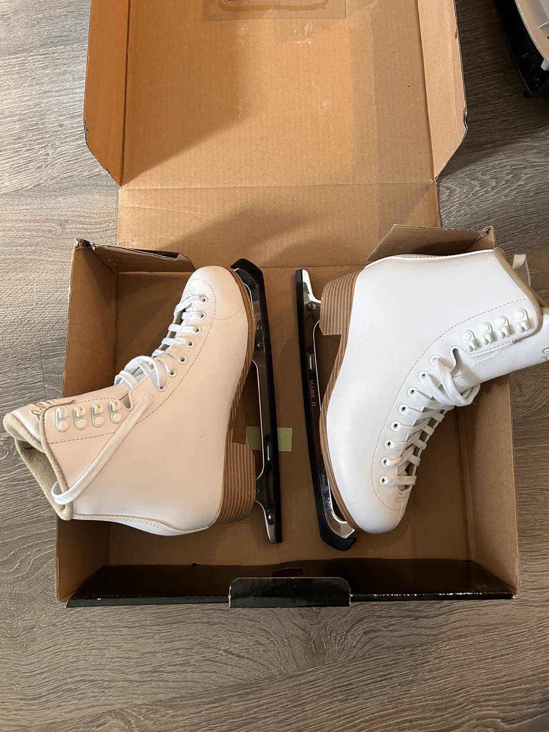 Women’s figure skates size 7 - photo 2
