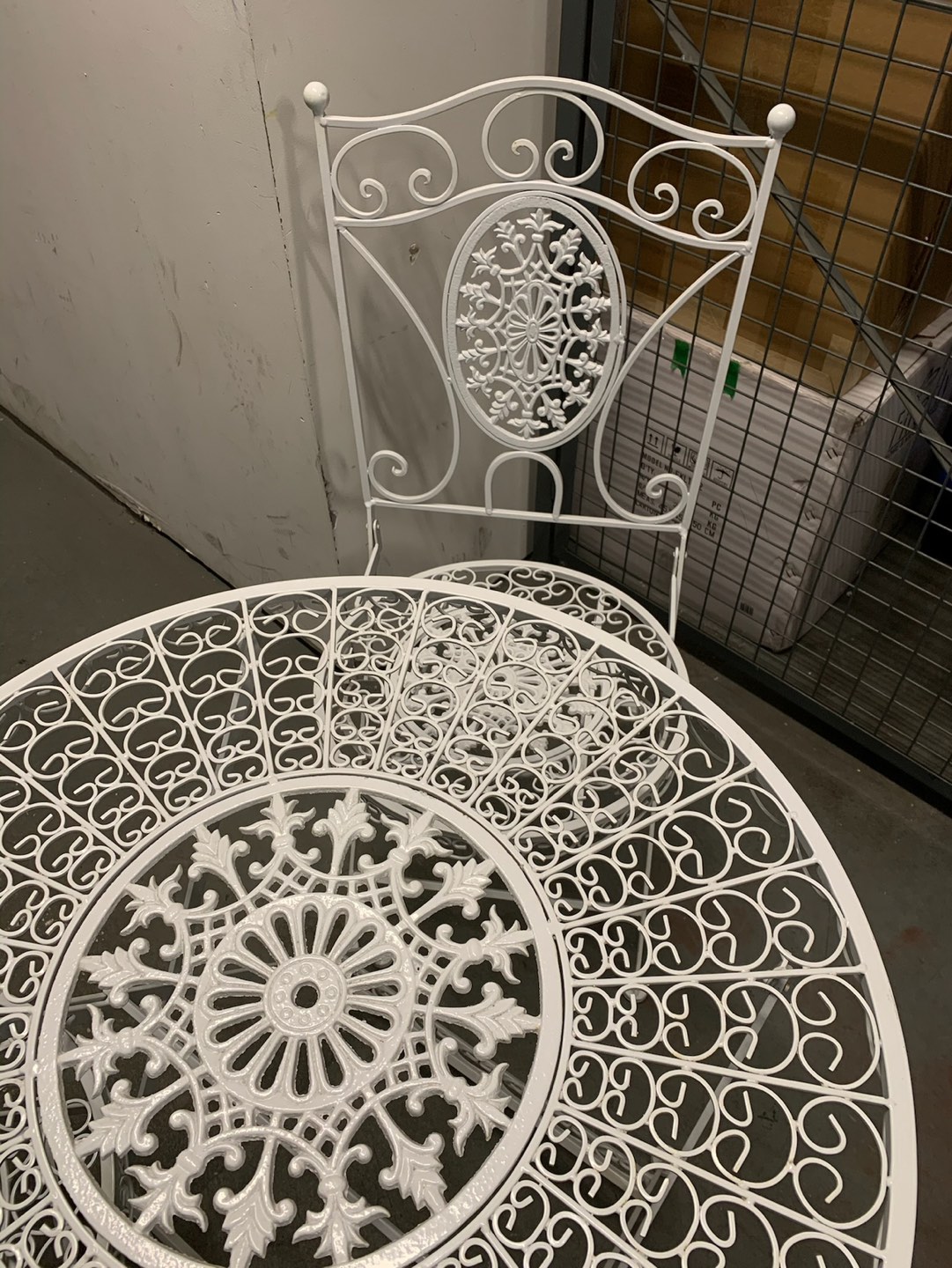 Like new White patio set balcony outdoor - photo 3