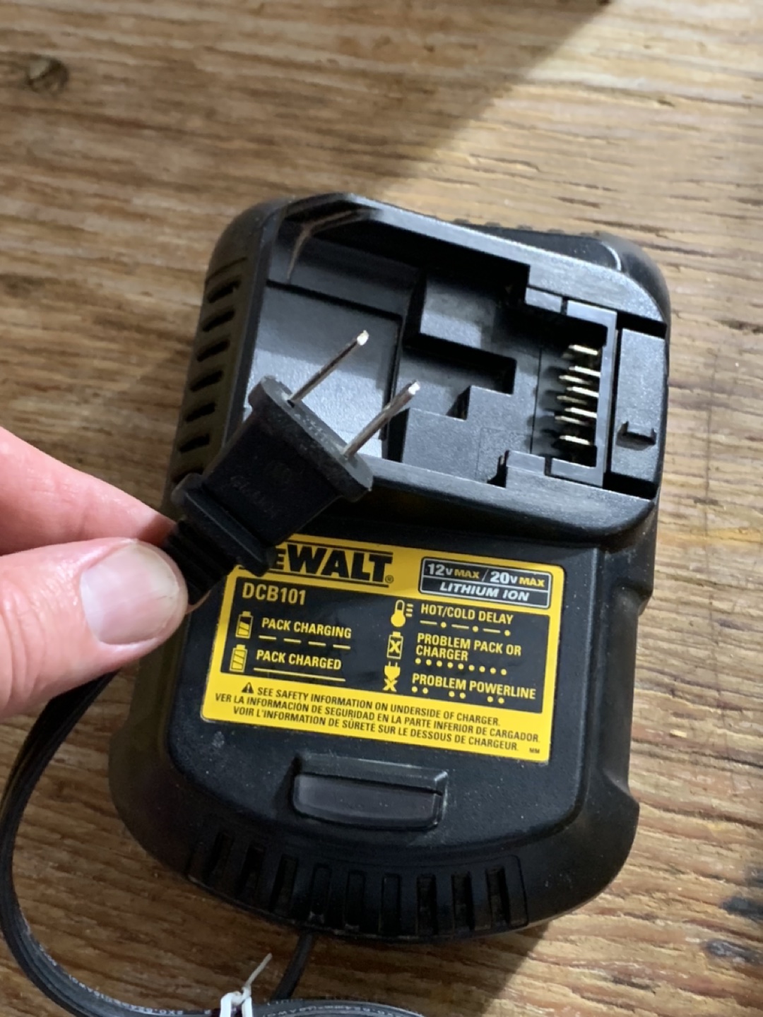Dewalt power tool battery charger - photo 4