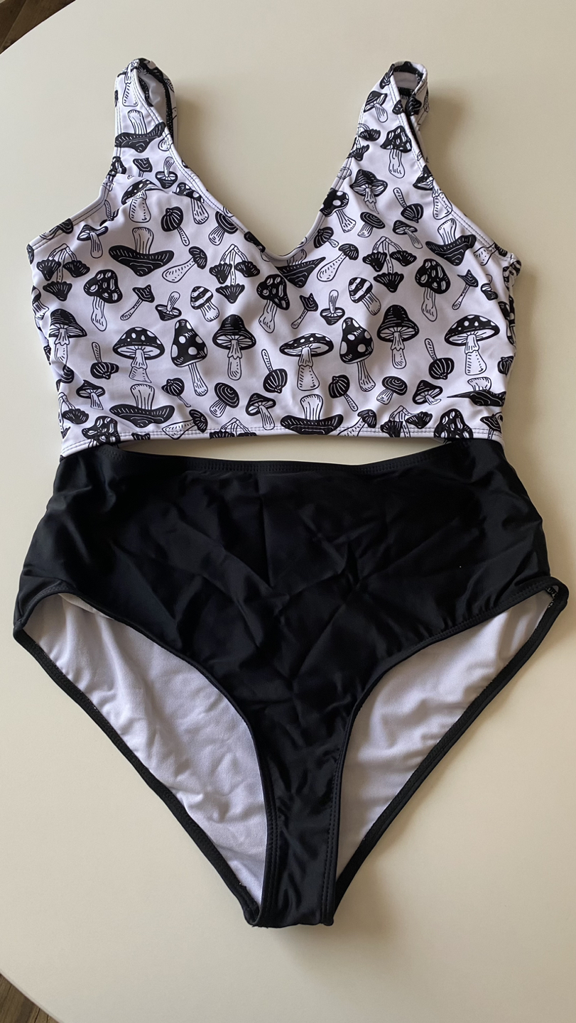 Sweeping suit with cute mushroom print