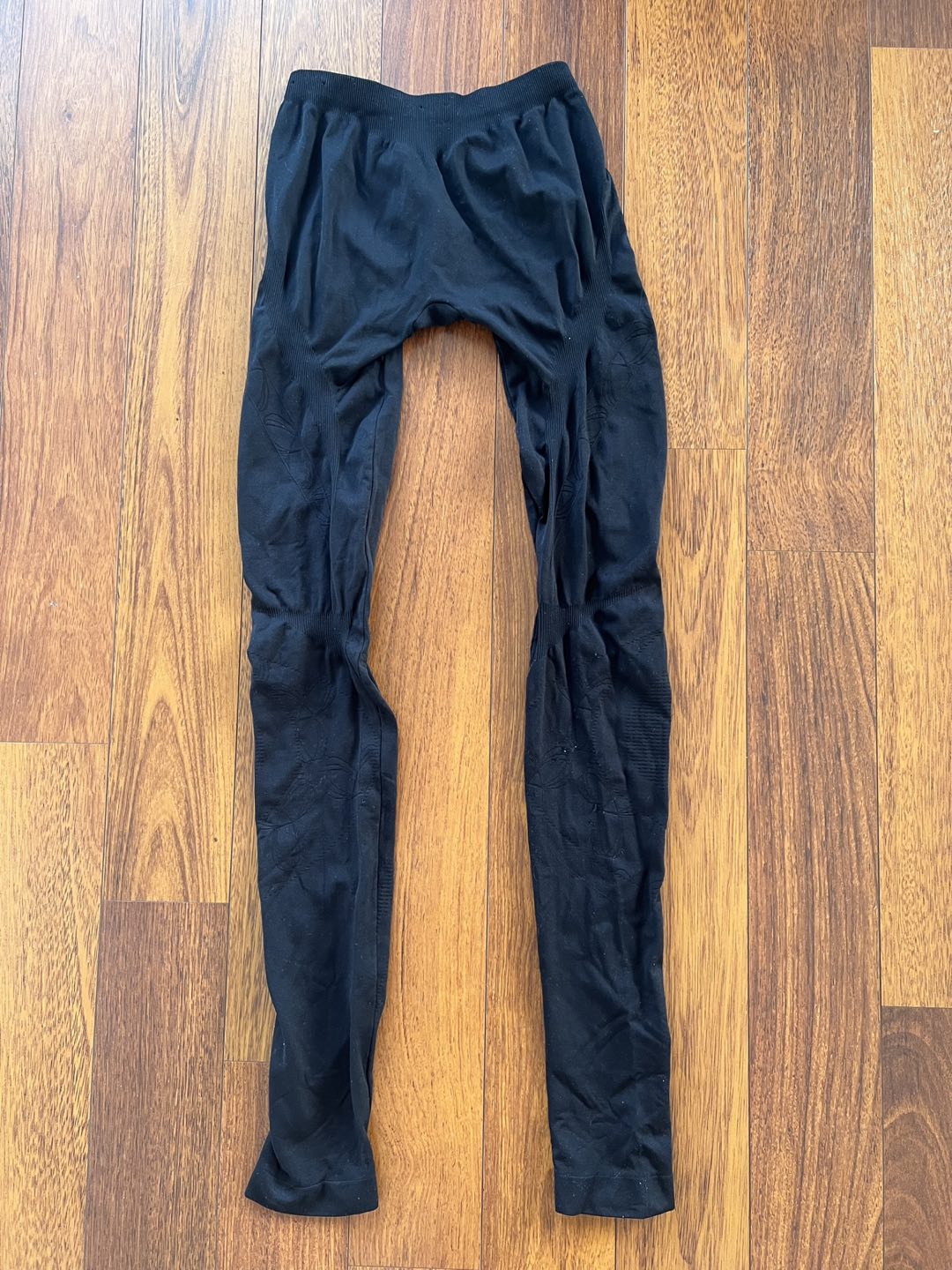 Aritzia TNA black legging image indicator(4)
