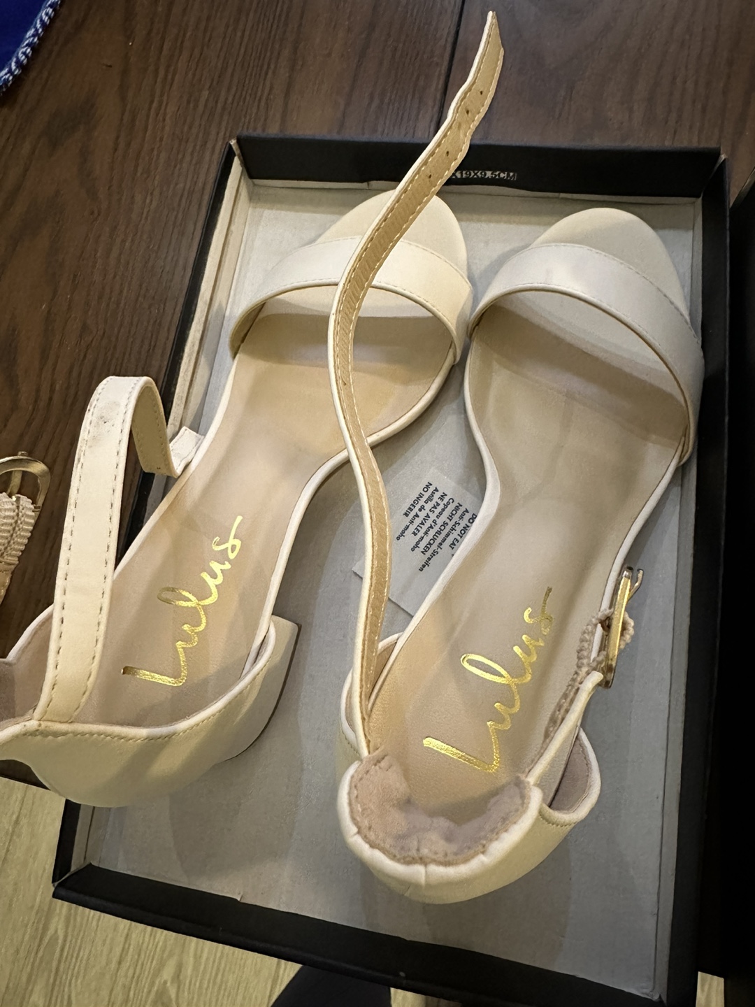 Brand new comfortable white block heels 💰