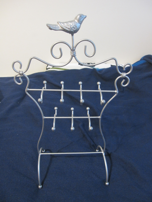 Small standalone jewelry holder