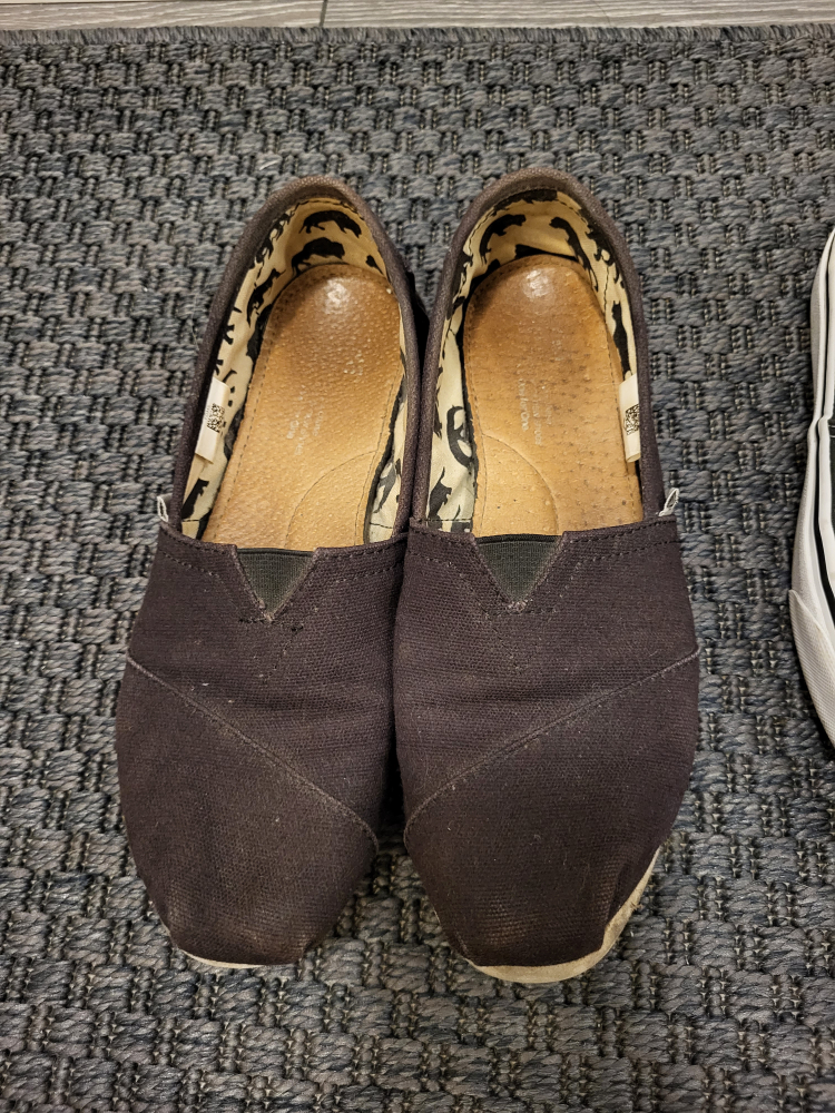 Free Shoes - Size 7 image indicator(2)