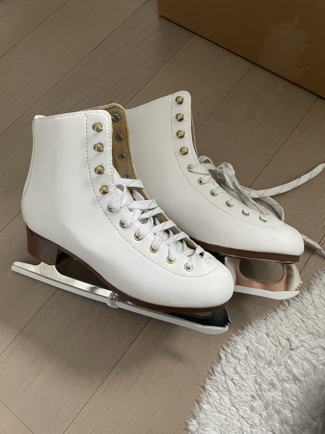 Ice skate shoes women size 7 thumbnail