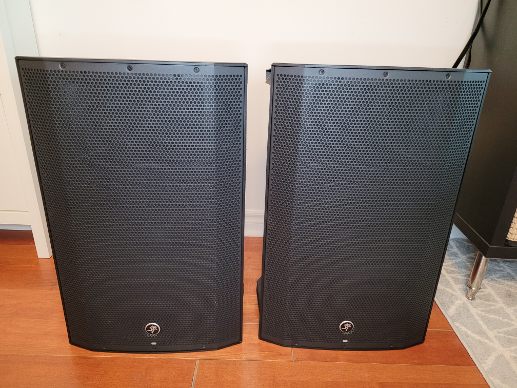 2x Mackie Thump 15A 1300W with speaker stands